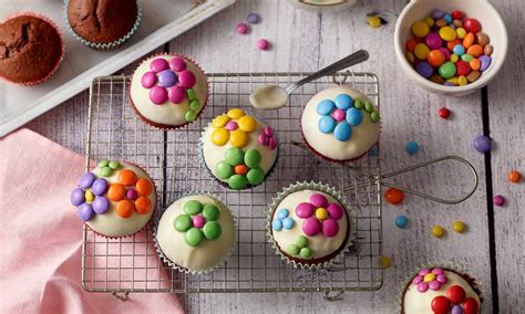 Bunte Mini-Kuchen-Variation: Muffins, Petit Fours und Kuchenstücke mit Smarties