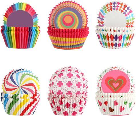 Bunte Muffins in Papierförmchen auf einer Kuchentafel