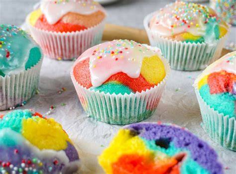 Bunte Muffins und Mini-Gugelhupfe als Kindergeburtstags-Fingerfood