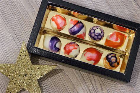 Bunte Pralinen in Geschenkbox