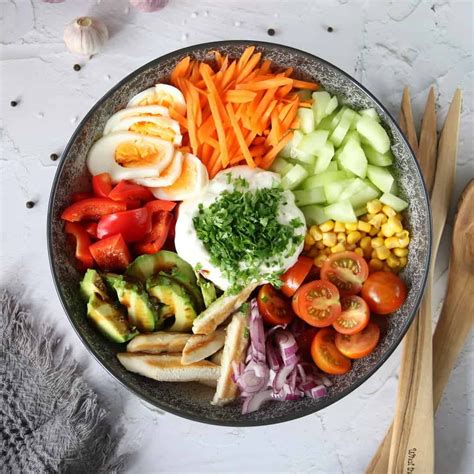 Bunte Salatbowl mit Gemüse, Nüssen, Ei und Avocado
