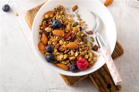 Bunte Schüssel mit verschiedenen Müsli Keks-Varianten: Schokolade, Trockenfrüchte, Nüsse