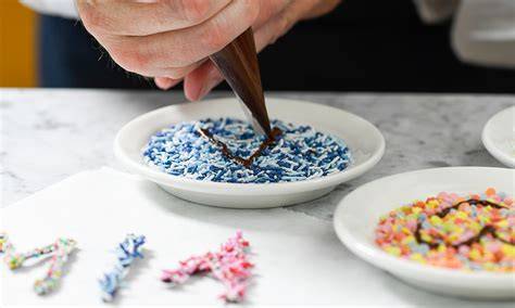 Bunte Schoko-Ornamente mit Zuckerperlen