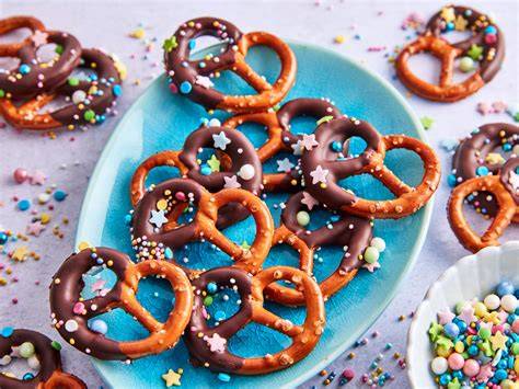Bunte Schoko-Salzbrezeln mit Streuseln