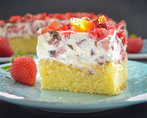 Bunte Sommerkuchentafel mit Erdbeerboden, Puddingkuchen und weiteren Früchte-Variationen