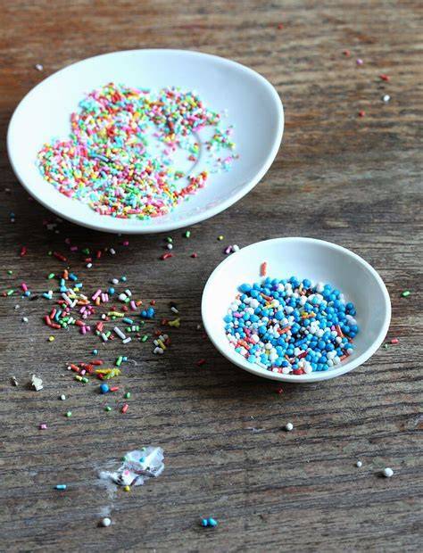Bunte Streusel und Zuckerperlen