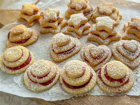 Bunte Terrassenplätzchen mit Marmelade und Deko