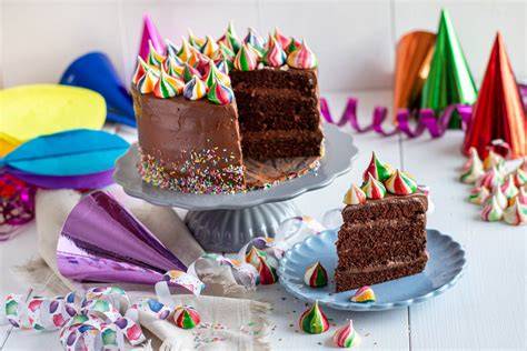 Bunte Tortenvielfalt: Schoko- und Fruchttorten auf einer Festtafel