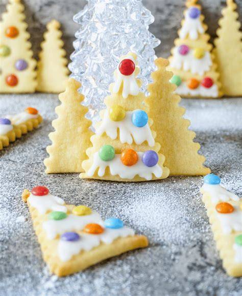 Bunte Verzierung auf frisch gebackenen Kinderplätzchen