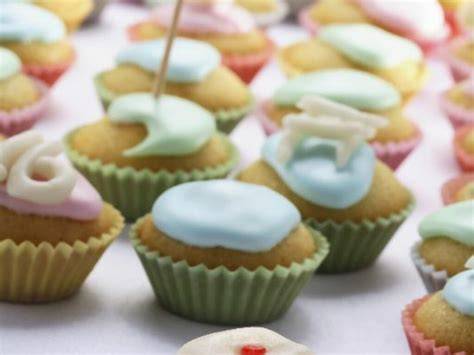 Bunte Zitronen-Zuckerguss-Variationen - mit natürlichen Farben für festliche Anlässe