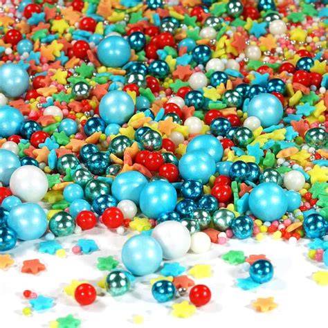 Bunte Zuckerperlen und Zuckerguss auf Mandarinenkuchen