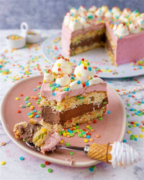 Bunte Zuckerstreusel, Sahnetupfen, Benjamin Blümchen Oblate auf Erdbeertorte