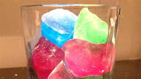 Bunte essbare Eiswürfel in einer Bowle