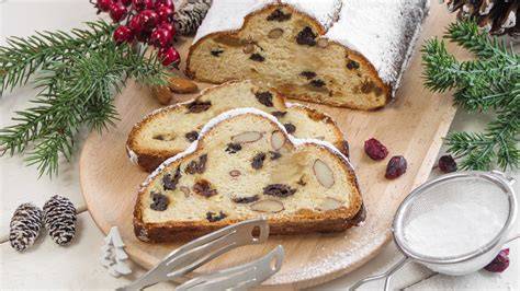 Bunter Adventsteller mit Printen, Stollen und Marzipan