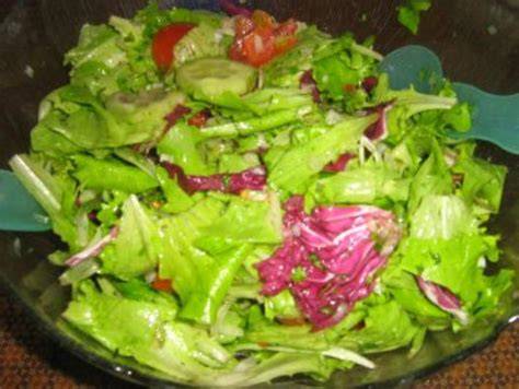 Bunter Blattsalat mit Honig-Senf-Dressing