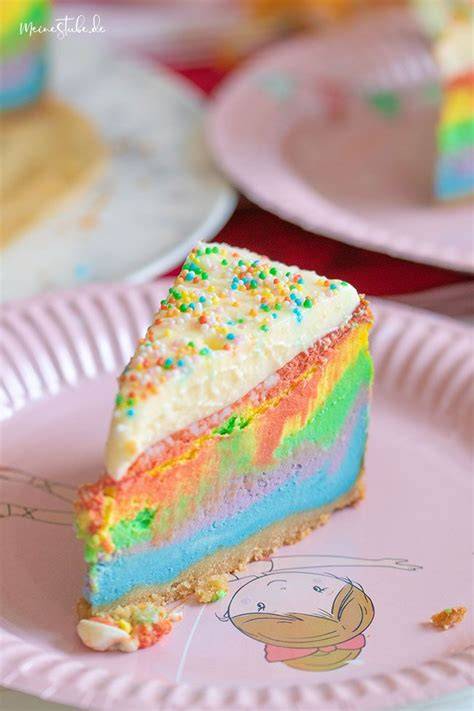 Bunter Einhorn-Käsekuchen auf einer festlich gedeckten Tafel
