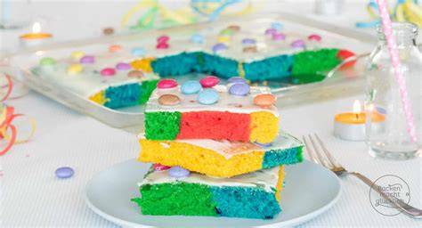 Bunter Fantakuchen mit Streuseln und Zitronenscheiben