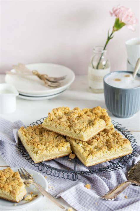 Bunter Kaffeetisch mit Streuselkuchen