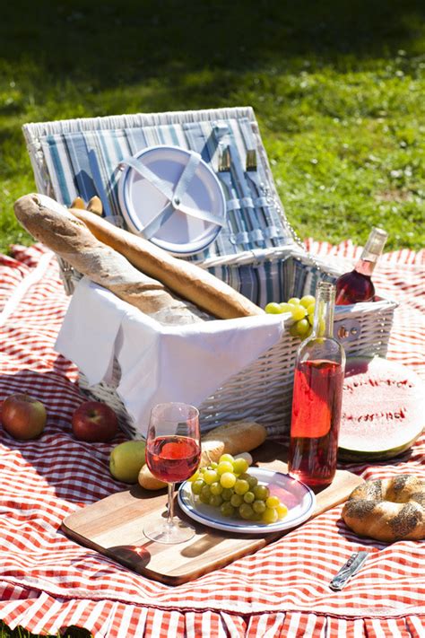 Bunter Kuchen-Mix für das Picknick in der Natur