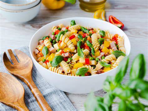 Bunter Nudelsalat mit Paprika, Gurke und Basilikum