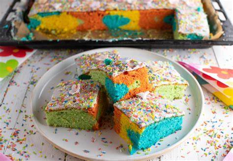 Bunter Papageienkuchen mit Glasur
