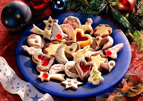 Bunter Plätzchenteller mit Marmeladenplätzchen