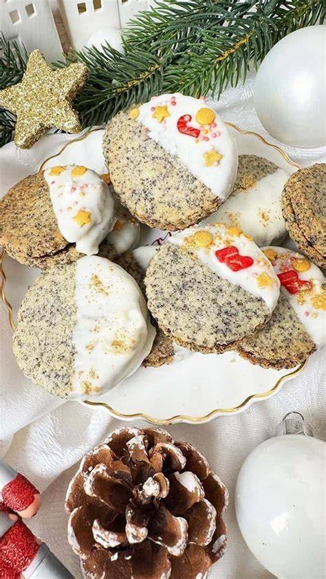 Bunter Plätzchenteller mit Marzipan- und Mohnplätzchen und Zwetschgenmus