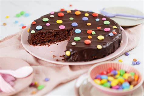 Bunter Schokoladenkuchen mit Smarties-Dekoration für Kindergeburtstag