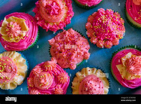 Bunter Zuckerguss in verschiedenen Farbnuancen