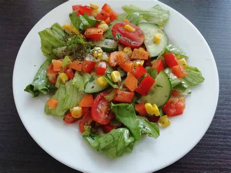Bunter gemischter Salat mit verschiedenen Dressing-Varianten