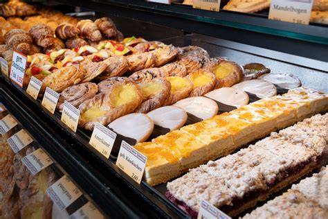 Buntes Gebäck und Kuchen Teilchen auf einer fröhlich dekorierten Kaffeetafel