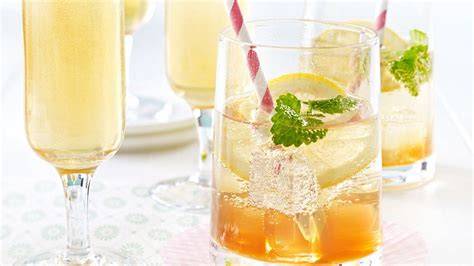 Buntes Servierglas mit Beeren-Eistee auf Eis