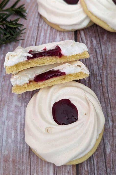 Burgenländer Plätzchen mit Marmelade, angerichtet auf einem weihnachtlichen Plätzchenteller