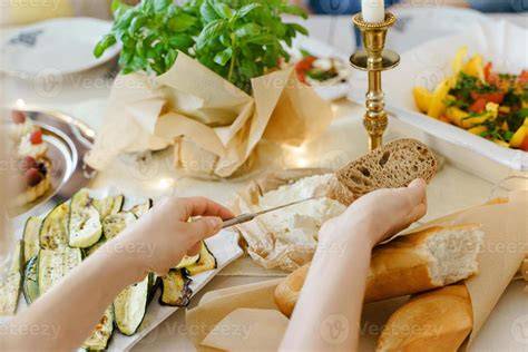 Burgenländisches Weihnachtsgebäck am festlich gedeckten Tisch