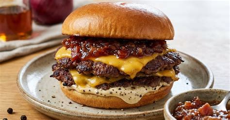 Burger mit Bacon Jam, Kürbis-Kartoffelstampf und Feta-Pfännchen
