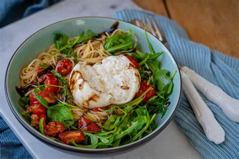 Burrata auf Tagliatelle mit frischem Trüffel und Rucola