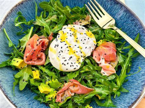 Burrata mit Rucola und Trüffelscheiben