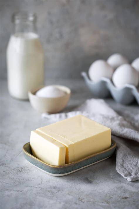 Butter auf Raumtemperatur zum Backen, mit Uhr nebendran