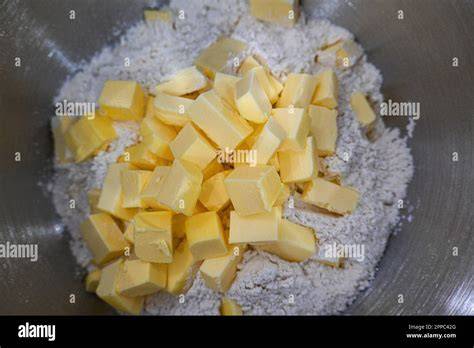 Butter und Zucker in einer Rührschüssel aufgeschlagen