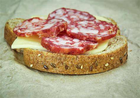 Butterbrot mit Parmesan und schwarzen Trüffelraspeln