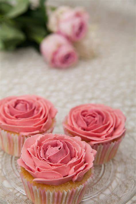 Buttercreme Rosen auf Cupcakes und essbare Blüten