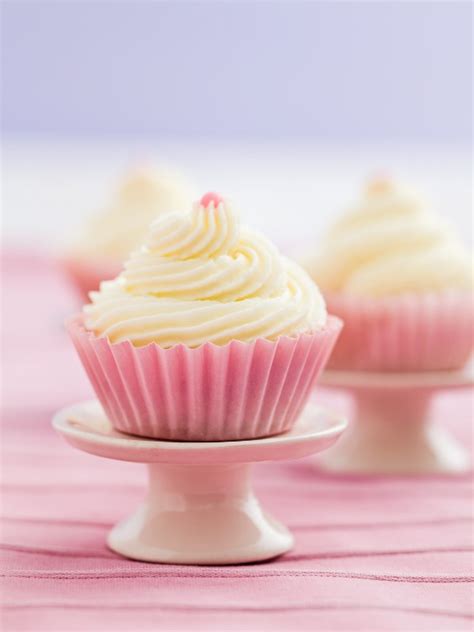 Buttercreme auf Cupcakes dekoriert