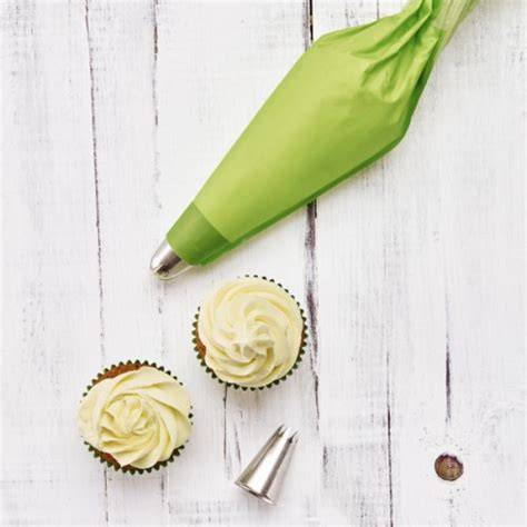 Buttercreme grün eingefärbt in Spritzbeutel
