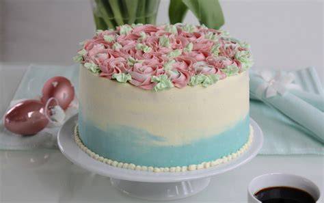 Buttercreme mit Farbverlauf auftragen