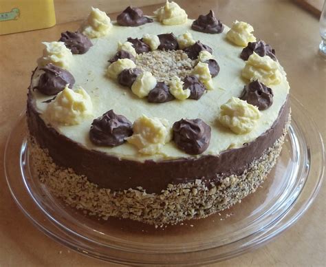 Buttercreme mit Pudding auf Tortenboden