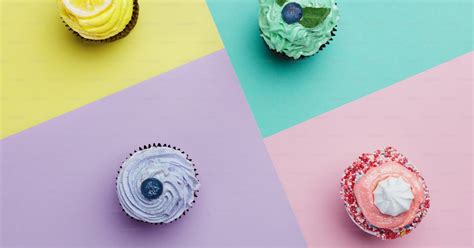 Buttercreme mit verschiedenen Farben und Toppings