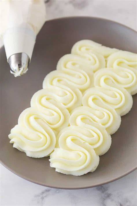 Buttercreme und Cream Cheese Frosting im Querschnitt