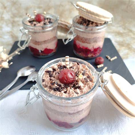 Buttercreme und Pistazienganache im Glas