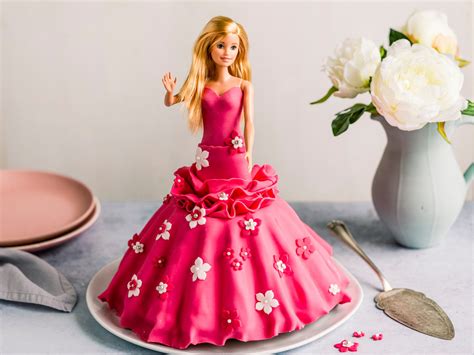 Buttercreme und Sahnetuffs für Barbie-Torte