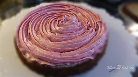 Buttercreme und fruchtige Puddingcreme für die Füllung